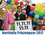 Niklas I. und Julia I., das Prinzenpaar der Münchner Faschingsgesellschaft Narrhalla, gaben am um 11.11 Uhr beim Startschuss für den Fasching 2011 auf dem Viktualienmarkt. (©Foto: Martin Schmitz)